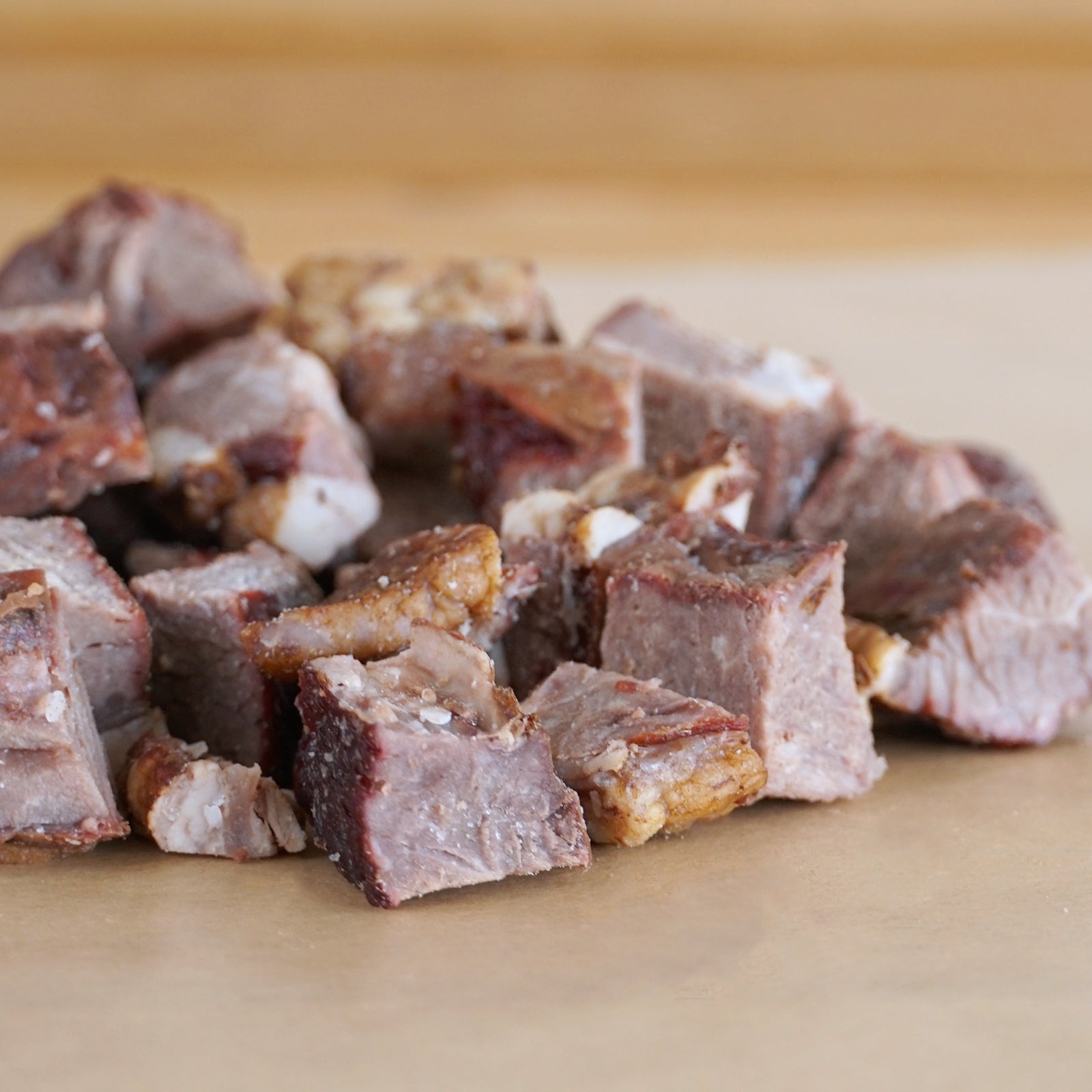 (数量限定) 無添加 グラスフェッドビーフ スモーク モモ肉 角切り 燻製 加熱済み 砂糖不使用 100g