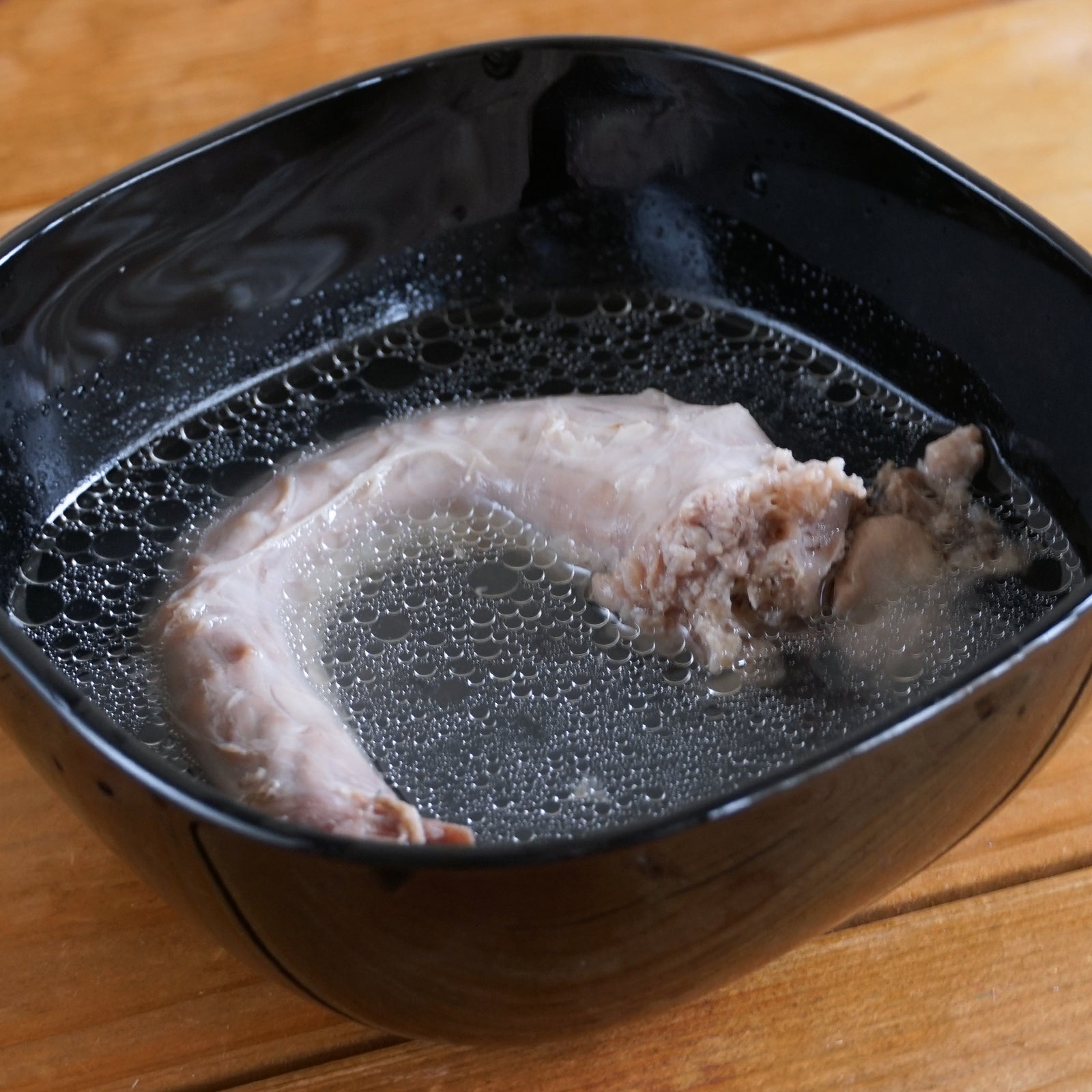 国産 無投薬 放牧 チキン 地鶏 銀山赤どり 骨付き 首肉 せせり 首ガラ (200g)