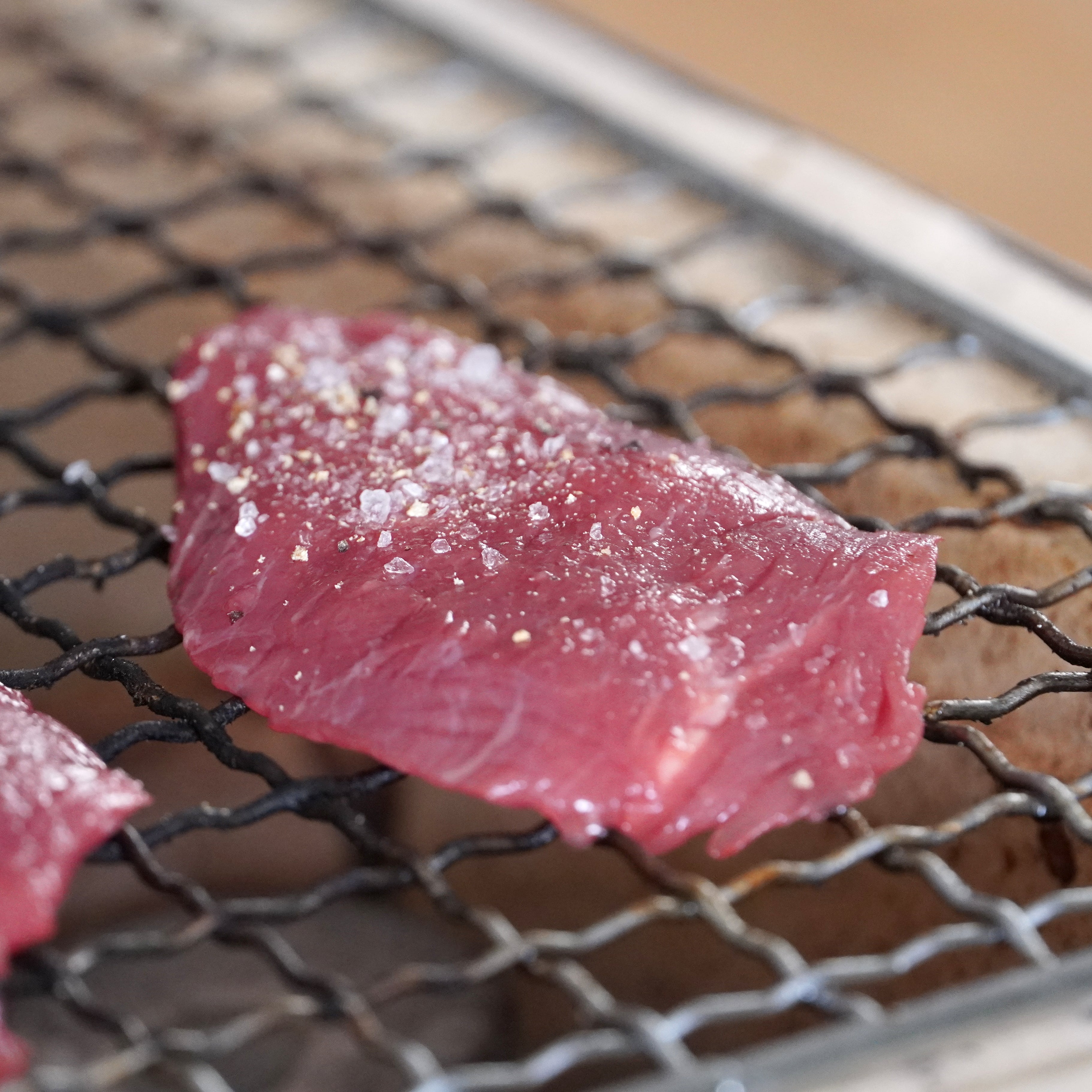 グラスフェッドビーフ 赤身 焼肉用 牛肉 スライス ウワミスジ 希少部位 ニュージーランド産 牧草牛 (300g) ホライズンファームズ