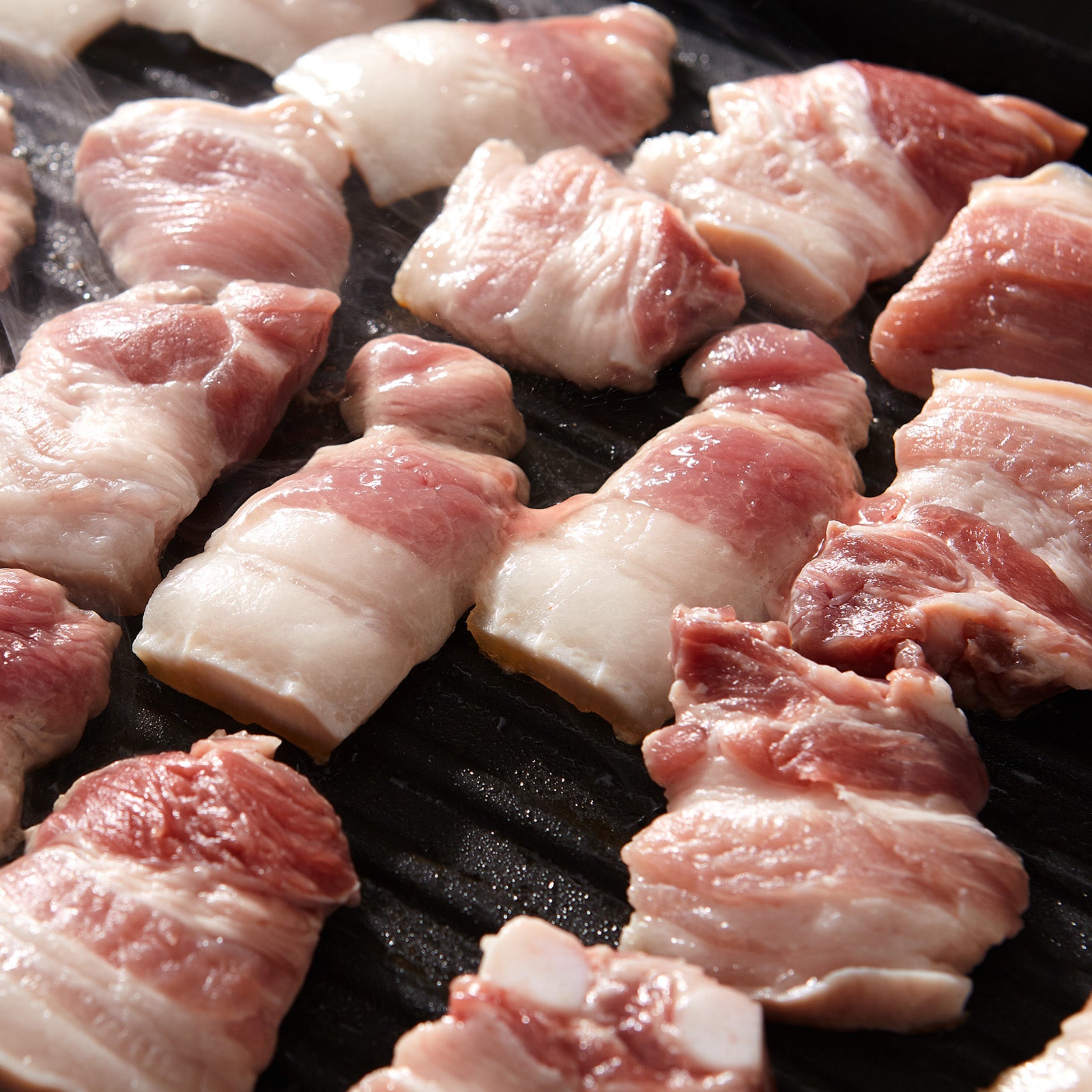 放牧 黒豚 放牧豚 豚バラ 厚切り スライス 焼肉用 (300g) ホライズンファームズ